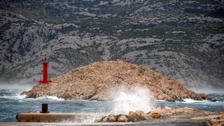 Olujna bura prekinula trajektni promet između Prizne i Žigljena. Photo: Dalibor Urukalović/PIXSELL Olujna bura prekinula trajektni promet između Prizne i Žigljena. Photo: Dalibor Urukalović/PIXSELL