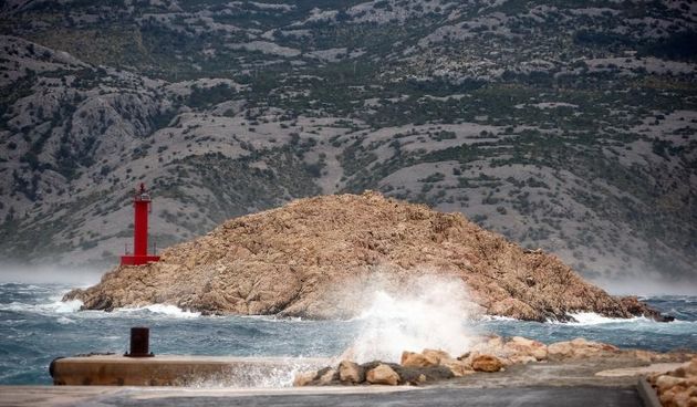 Olujna bura prekinula trajektni promet između Prizne i Žigljena. Photo: Dalibor Urukalović/PIXSELL