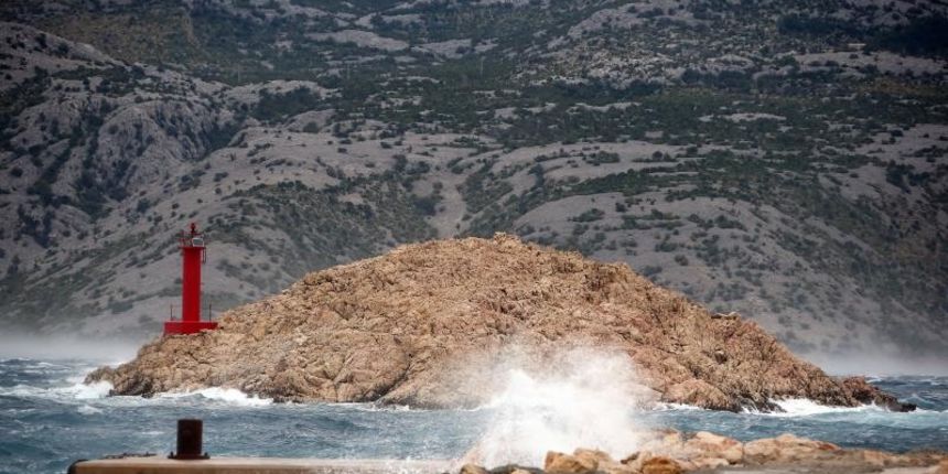 Olujna bura prekinula trajektni promet između Prizne i Žigljena. Photo: Dalibor Urukalović/PIXSELL Olujna bura prekinula trajektni promet između Prizne i Žigljena. Photo: Dalibor Urukalović/PIXSELL
