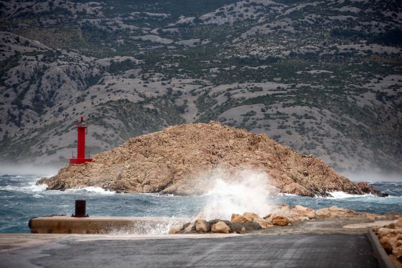 Olujna bura prekinula trajektni promet između Prizne i Žigljena. Photo: Dalibor Urukalović/PIXSELL Olujna bura prekinula trajektni promet između Prizne i Žigljena. Photo: Dalibor Urukalović/PIXSELL