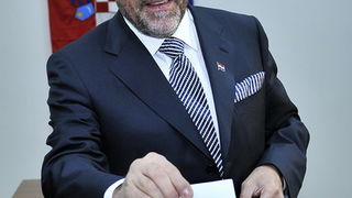 Zagreb, 100110
Izborno mjesto u Njegosevoj ulici.
Drugi krug predsjednickih izbora 2010. u kojem gradjani biraju izmedju Ive Josipovica i Milana Bandica.
Na slici: Milan Bandic.
Foto: Boris Kovacev / CROPIX