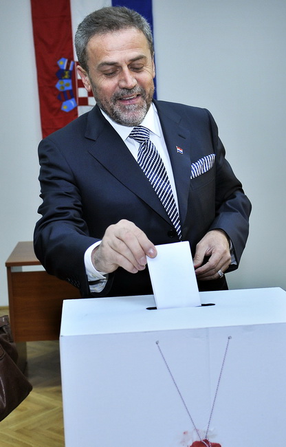 Zagreb, 100110
Izborno mjesto u Njegosevoj ulici.
Drugi krug predsjednickih izbora 2010. u kojem gradjani biraju izmedju Ive Josipovica i Milana Bandica.
Na slici: Milan Bandic.
Foto: Boris Kovacev / CROPIX