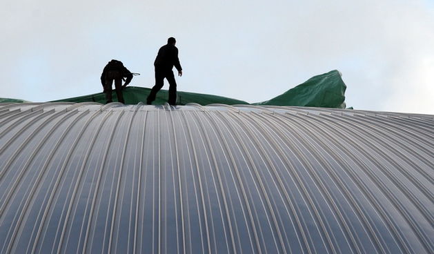 Zadar, 090110. Zbog prokisnjavanja na krovu dvorane Kresimira Cosica na Visnjiku radnici sire tendu da bi se veceras mogla odigrati kosarkaska utakmica izmedju Zadra i Radnickog. Foto : Vladimir Ivanov / CROPIX
