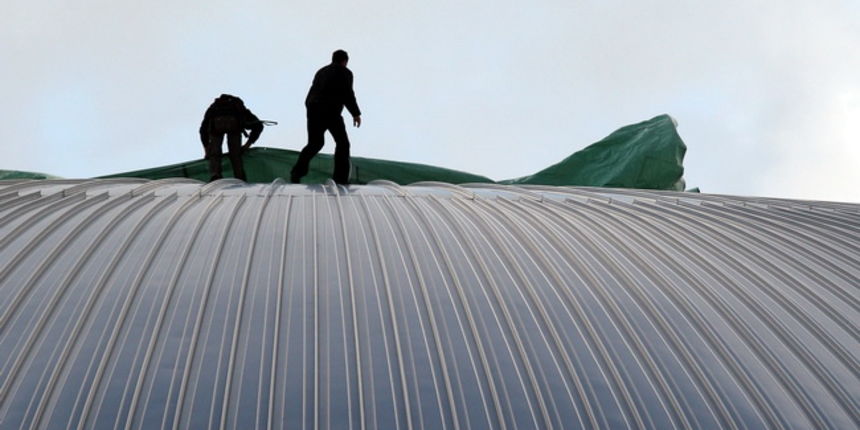 Zadar, 090110. Zbog prokisnjavanja na krovu dvorane Kresimira Cosica na Visnjiku radnici sire tendu da bi se veceras mogla odigrati kosarkaska utakmica izmedju Zadra i Radnickog. Foto : Vladimir Ivanov / CROPIX