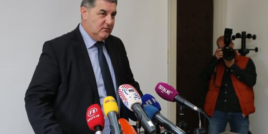 Gradonacelnik Ivo Baldasar zbog raspustanja splitskog ogranka SDP-a sazvao konferenciju za medije u Banovini.