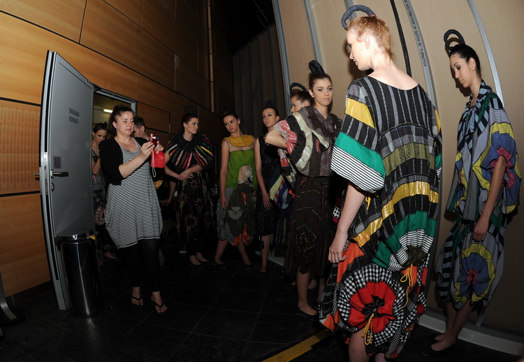 Zagreb, 200511.
15. tjedan mode poceo je u Hypo centru. Na Dreft Fashion Weeku, za sezonu jesen/zima 2011/2012. koji se odrzava od 19. do 21. svibnja u Hypo centru biti ce prezentirani podjednako hrvatski i inozemni dizajneri. 
Na slici: Backstage dizajne