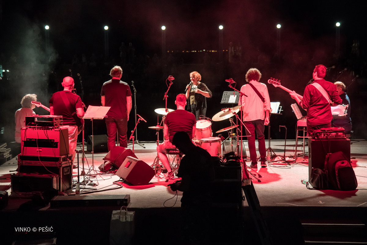 Zorica Kondža i klapa Cambi @ bazen Ilirije u Biogradu