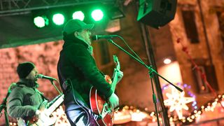 Advent u Zadru: Neno Belan i Fiumensi raspjevali i rasplesali i staro i mlado na Trgu Petra Zoranića Advent u Zadru: Neno Belan i Fiumensi raspjevali i rasplesali i staro i mlado na Trgu Petra Zoranića