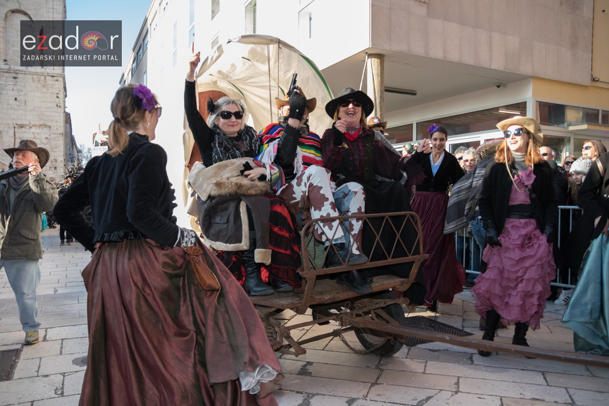 Zadarski karneval 2018: Povorka maškaranih skupina od Gradskih vrata preko Foruma do Narodnog trga Zadarski karneval 2018: Povorka maškaranih skupina od Gradskih vrata preko Foruma do Narodnog trga