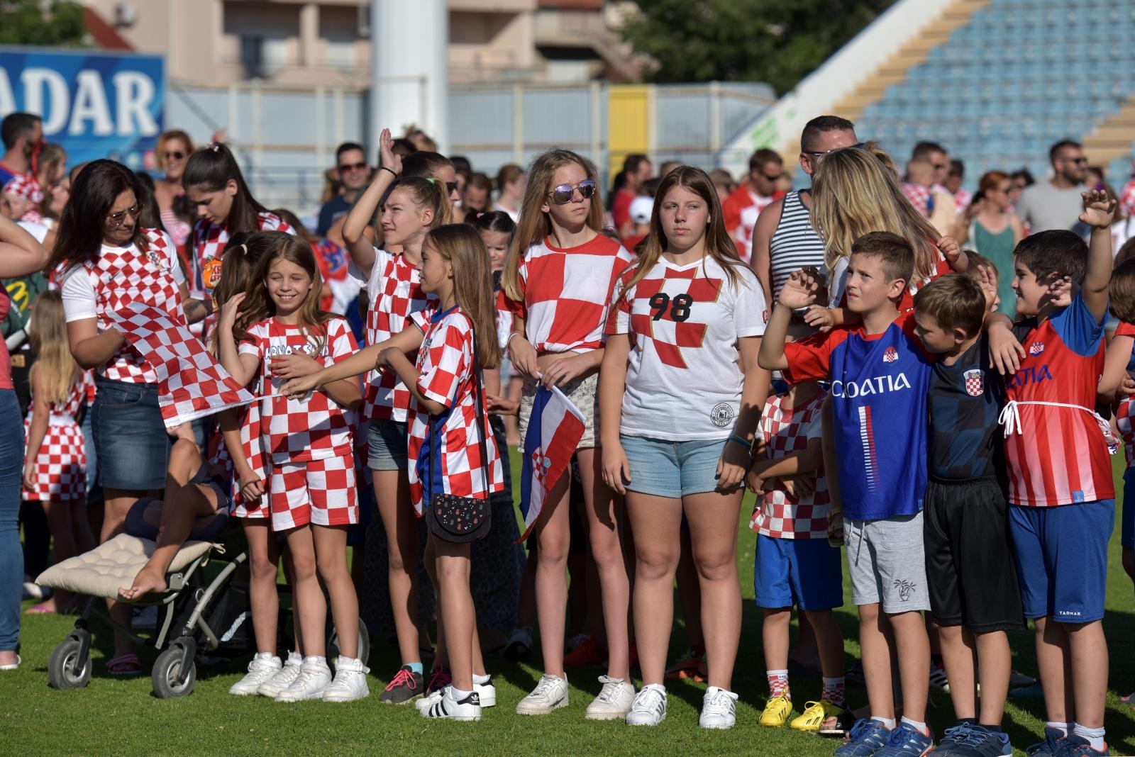Šime Strikoman i nekoliko stotina Zadrana u Stanovima snimili milenijsku fotografiju u podrške Vatrenima Šime Strikoman i nekoliko stotina Zadrana u Stanovima snimili milenijsku fotografiju u podrške Vatrenima