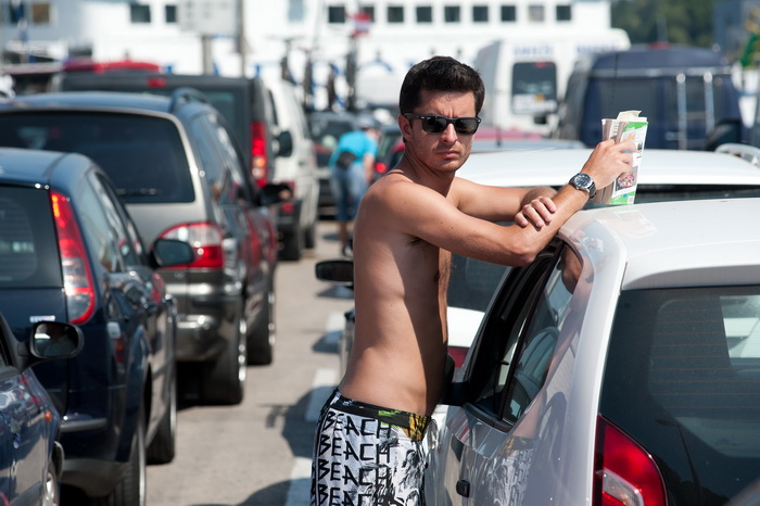 Zadar, 220612
Mnogi su iskoristili praznike kako bi povezali produzeni vikend i otisli na more pa je tako danas u zadarskoj trajektnoj luci pojacan promet.
Na fotografiji: detalj iz trajektne luke
Foto: Luka Gerlanc / CROPIX Zadar, 220612
Mnogi su iskoristili praznike kako bi povezali produzeni vikend i otisli na more pa je tako danas u zadarskoj trajektnoj luci pojacan promet.
Na fotografiji: detalj iz trajektne luke
Foto: Luka Gerlanc / CROPIX