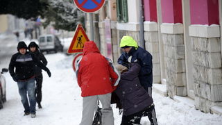 Split, 030212.
Nakon nekoliko godina, danima najavljivan snijeg pao je i na Splitskom podrucju. Iako je bio najavljen, Splicani nisu bili spremni na bijeli pokrivac, te im je on uz snaznu buru otezavao svakodnevni zivot. Teperatura je bila oko -3. Najvjer Split, 030212.
Nakon nekoliko godina, danima najavljivan snijeg pao je i na Splitskom podrucju. Iako je bio najavljen, Splicani nisu bili spremni na bijeli pokrivac, te im je on uz snaznu buru otezavao svakodnevni zivot. Teperatura je bila oko -3. Najvjer