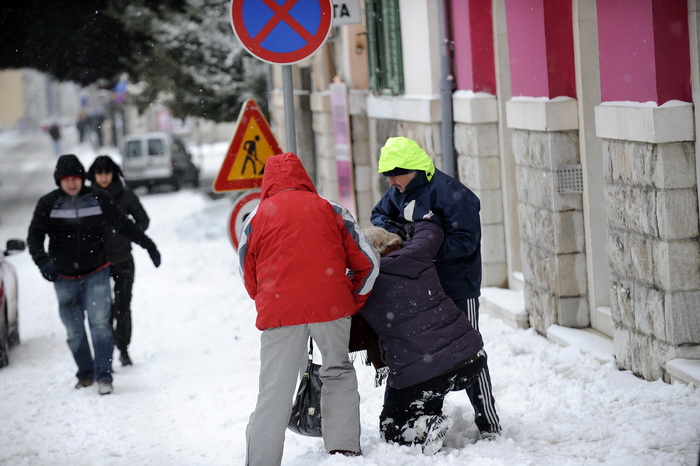 Split, 030212.
Nakon nekoliko godina, danima najavljivan snijeg pao je i na Splitskom podrucju. Iako je bio najavljen, Splicani nisu bili spremni na bijeli pokrivac, te im je on uz snaznu buru otezavao svakodnevni zivot. Teperatura je bila oko -3. Najvjer Split, 030212.
Nakon nekoliko godina, danima najavljivan snijeg pao je i na Splitskom podrucju. Iako je bio najavljen, Splicani nisu bili spremni na bijeli pokrivac, te im je on uz snaznu buru otezavao svakodnevni zivot. Teperatura je bila oko -3. Najvjer