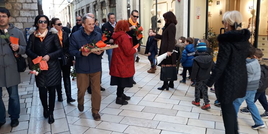 HNS Zadar sugrađankama podijelio tisuću ruža