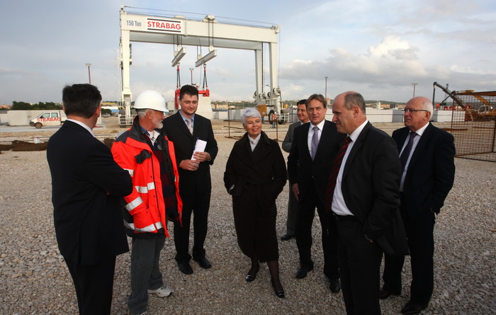 Zadar, 081111.
Premijerka Jadranka Kosor sa ministrima posjetila je Zadar povodom sportskih igara za invalide domovinskog rata, posjetila je i Luku Gazenicu koja je u izgradnji.
Foto : Andrija Lucic / cropix Zadar, 081111.
Premijerka Jadranka Kosor sa ministrima posjetila je Zadar povodom sportskih igara za invalide domovinskog rata, posjetila je i Luku Gazenicu koja je u izgradnji.
Foto : Andrija Lucic / cropix