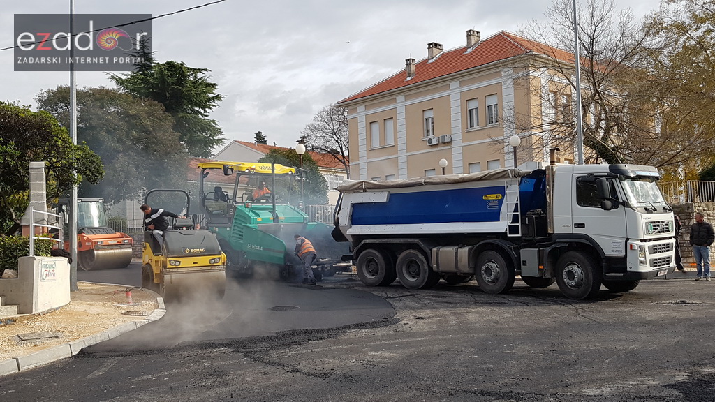 Na rekonstruirano križanje u Vruljici postavlja se završni sloj asfalta Na rekonstruirano križanje u Vruljici postavlja se završni sloj asfalta
