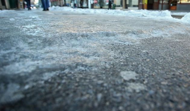 Na vrijeme ne ocisceni snijeg na mnogim pjesackim kolnicima pretvorio se u led i predstavlja veliku opasnost za gradjane. Photo: Sanjin Strukic/PIXSELL Autor  Sanjin Strukic/PIXSELL Ključne riječi  lom, sklizanje, led