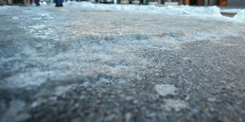 Na vrijeme ne ocisceni snijeg na mnogim pjesackim kolnicima pretvorio se u led i predstavlja veliku opasnost za gradjane. Photo: Sanjin Strukic/PIXSELL Autor  Sanjin Strukic/PIXSELL Ključne riječi  lom, sklizanje, led