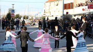 Murter: Maškarana povorka Velike Bake