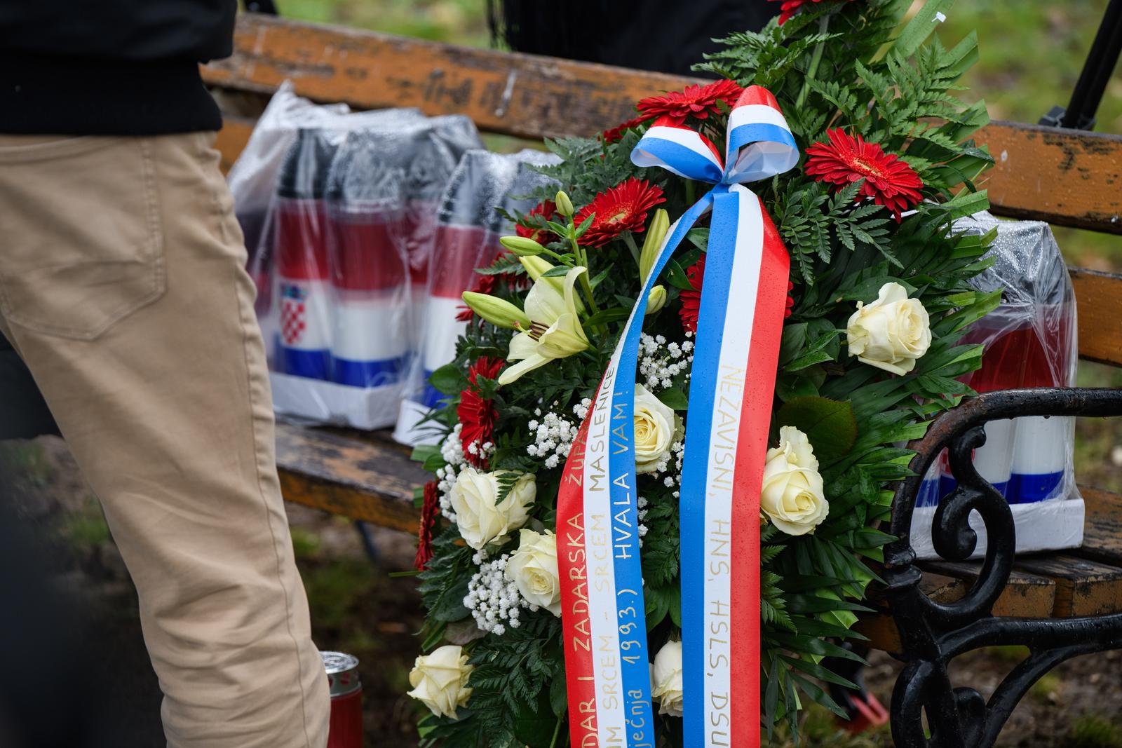 Zadar: Odavanje počasti kod spomenika hrvatskim braniteljima povodom obljetnice VRO Maslenica Zadar: Odavanje počasti kod spomenika hrvatskim braniteljima povodom obljetnice VRO Maslenica