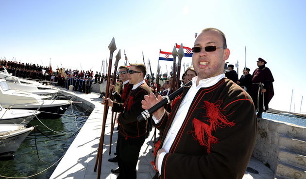 Vodice, 090412.
12. festival Zudija – cuvara kristova groba okupio je 30 skupina iz zupa citave Hrvatske na Vodickoj rivi.
Na slic Frane Lucic jedini prezivjeli vatrogasac iz Kornatske tragedije zudija iz Tisnog.
Foto: Niksa Stipanicev / CROPIX