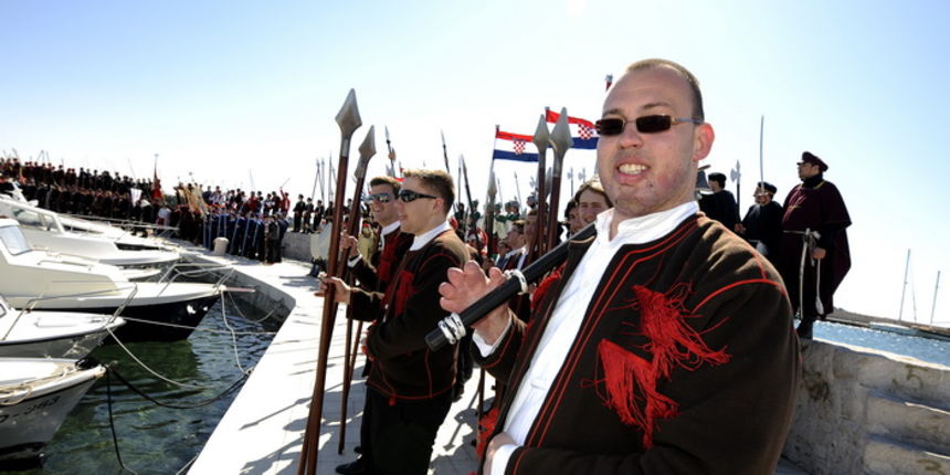 Vodice, 090412.
12. festival Zudija – cuvara kristova groba okupio je 30 skupina iz zupa citave Hrvatske na Vodickoj rivi.
Na slic Frane Lucic jedini prezivjeli vatrogasac iz Kornatske tragedije zudija iz Tisnog.
Foto: Niksa Stipanicev / CROPIX Vodice, 090412.
12. festival Zudija – cuvara kristova groba okupio je 30 skupina iz zupa citave Hrvatske na Vodickoj rivi.
Na slic Frane Lucic jedini prezivjeli vatrogasac iz Kornatske tragedije zudija iz Tisnog.
Foto: Niksa Stipanicev / CROPIX