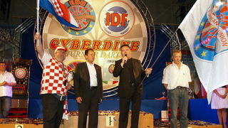 Predsjednik Hrvatskog pikado saveza Mate Vukoja preuzeo je zastavu Europske pikado unije (EDU) jer