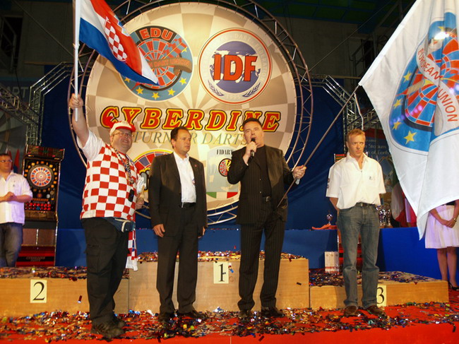 Predsjednik Hrvatskog pikado saveza Mate Vukoja preuzeo je zastavu Europske pikado unije (EDU) jer