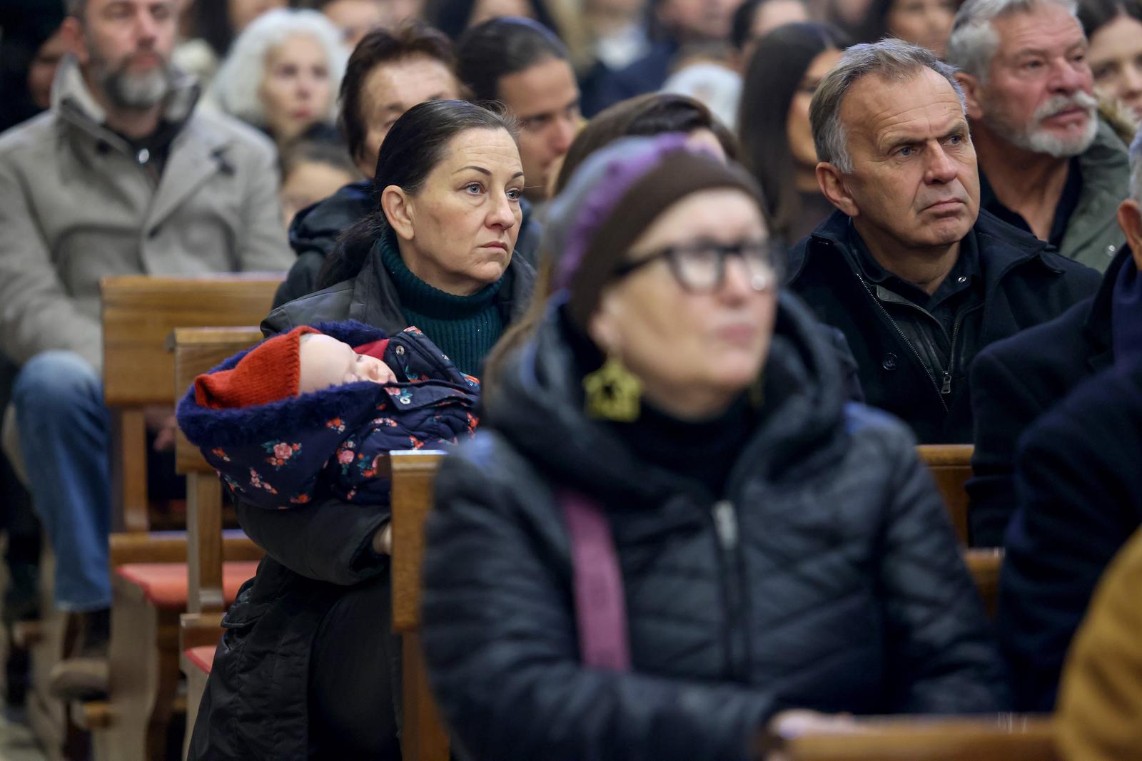 Nadbiskup Milan Zgrablić predvodio je misu na Božić u katedrali svete Stošije