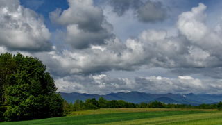 Zaigrani oblaci nad Likom
