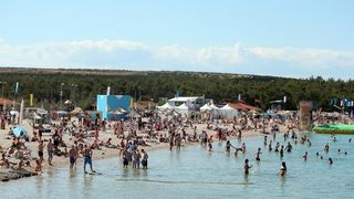 Zrće: Prvi dan Hideout festivala privukao nekoliko tisuća turista, Photo: Dalibor Urukalovic/PIXSELL Zrće: Prvi dan Hideout festivala privukao nekoliko tisuća turista, Photo: Dalibor Urukalovic/PIXSELL