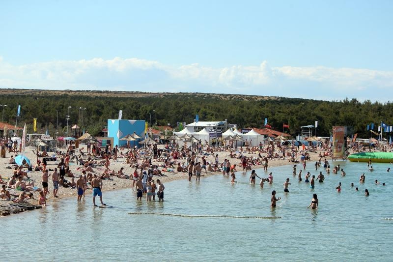 Zrće: Prvi dan Hideout festivala privukao nekoliko tisuća turista, Photo: Dalibor Urukalovic/PIXSELL Zrće: Prvi dan Hideout festivala privukao nekoliko tisuća turista, Photo: Dalibor Urukalovic/PIXSELL