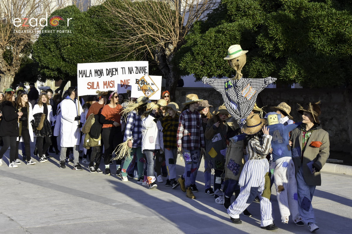 Paški zimski karneval 2018: Karnevalska povorka prošla ulicama grada do Pijace