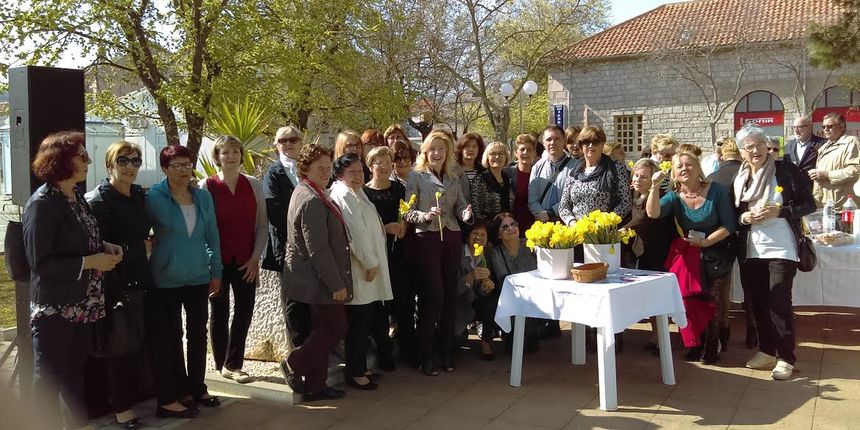 Otočani u akciji Dan narcisa prikupili 12 100 kn Otočani u akciji Dan narcisa prikupili 12 100 kn