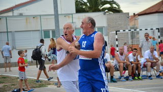 U povodu blagdana Kraljice Mira u Stanovima odigrana utakimica između veterana KK Zadar i Stanova, Foto: Iva Perinčić U povodu blagdana Kraljice Mira u Stanovima odigrana utakimica između veterana KK Zadar i Stanova, Foto: Iva Perinčić