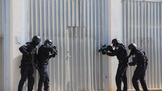 U prigodi Dana hrvatske policije i njihovog zaštitnika Sv.Mihovila danas je u PU Zadarskoj održana prigodna svečanost.U nastavku svečanosti, pokaznu vježbu samoobrane izveli su pripadnici interventne jedinice PU Zadarske te su podijeljena priznanja nagrađ U prigodi Dana hrvatske policije i njihovog zaštitnika Sv.Mihovila danas je u PU Zadarskoj održana prigodna svečanost.U nastavku svečanosti, pokaznu vježbu samoobrane izveli su pripadnici interventne jedinice PU Zadarske te su podijeljena priznanja nagrađ