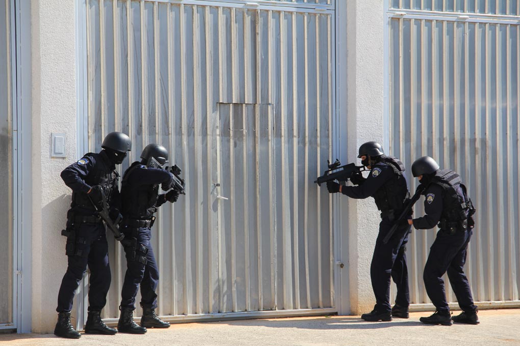 U prigodi Dana hrvatske policije i njihovog zaštitnika Sv.Mihovila danas je u PU Zadarskoj održana prigodna svečanost.U nastavku svečanosti, pokaznu vježbu samoobrane izveli su pripadnici interventne jedinice PU Zadarske te su podijeljena priznanja nagrađ U prigodi Dana hrvatske policije i njihovog zaštitnika Sv.Mihovila danas je u PU Zadarskoj održana prigodna svečanost.U nastavku svečanosti, pokaznu vježbu samoobrane izveli su pripadnici interventne jedinice PU Zadarske te su podijeljena priznanja nagrađ