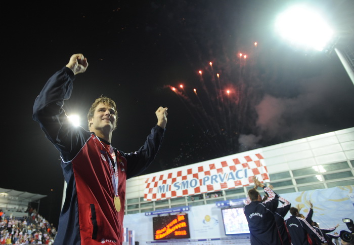 Zagreb, 110910.
Bazen Mladosti na Savi.
29. Europsko prvenstvo u vaterpolu.
Finalna utakmica za pobjednika Europskog prvenstva u vaterpolu  Hrvatska – Italija.
Na slici: proglasenje novog europskog prvaka. 
Foto: Drago Sopta / CROPIX