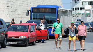 Zadar, 270712.
Stanari tzv. Galicevih zgrada u Diklu su nakon posjete gradonacelniku odrzali prosvjed blokirajuci promet u centru grada na pjesackom prijelazu koji s mosta vodi u stari dio grada. Promet je bio blokiran pola sata prema najavi stanara. Razl