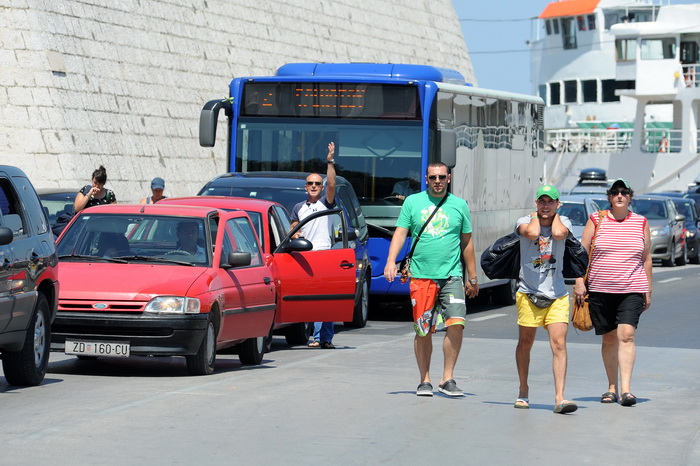 Zadar, 270712.
Stanari tzv. Galicevih zgrada u Diklu su nakon posjete gradonacelniku odrzali prosvjed blokirajuci promet u centru grada na pjesackom prijelazu koji s mosta vodi u stari dio grada. Promet je bio blokiran pola sata prema najavi stanara. Razl