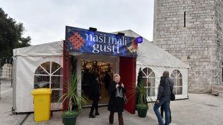U organizaciji HGK Zupanijske komore Zadar na Trgu pet bunara otvoren je 10. sajam hrane, pica, delikatesnih proizvoda i suvenira Nasi mali gusti. Photo: Dino Stanin/PIXSELL U organizaciji HGK Zupanijske komore Zadar na Trgu pet bunara otvoren je 10. sajam hrane, pica, delikatesnih proizvoda i suvenira Nasi mali gusti. Photo: Dino Stanin/PIXSELL