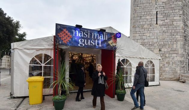 U organizaciji HGK Zupanijske komore Zadar na Trgu pet bunara otvoren je 10. sajam hrane, pica, delikatesnih proizvoda i suvenira Nasi mali gusti. Photo: Dino Stanin/PIXSELL
