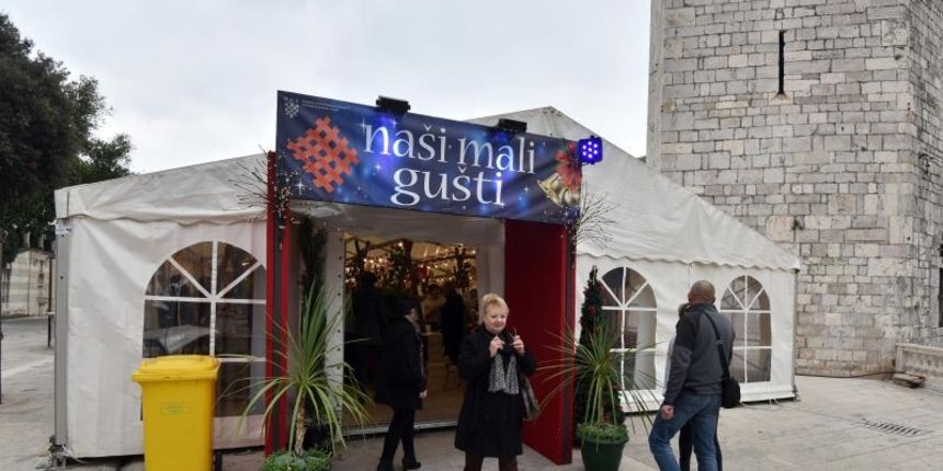U organizaciji HGK Zupanijske komore Zadar na Trgu pet bunara otvoren je 10. sajam hrane, pica, delikatesnih proizvoda i suvenira Nasi mali gusti. Photo: Dino Stanin/PIXSELL U organizaciji HGK Zupanijske komore Zadar na Trgu pet bunara otvoren je 10. sajam hrane, pica, delikatesnih proizvoda i suvenira Nasi mali gusti. Photo: Dino Stanin/PIXSELL