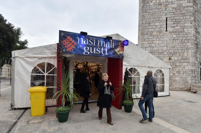 U organizaciji HGK Zupanijske komore Zadar na Trgu pet bunara otvoren je 10. sajam hrane, pica, delikatesnih proizvoda i suvenira Nasi mali gusti. Photo: Dino Stanin/PIXSELL U organizaciji HGK Zupanijske komore Zadar na Trgu pet bunara otvoren je 10. sajam hrane, pica, delikatesnih proizvoda i suvenira Nasi mali gusti. Photo: Dino Stanin/PIXSELL