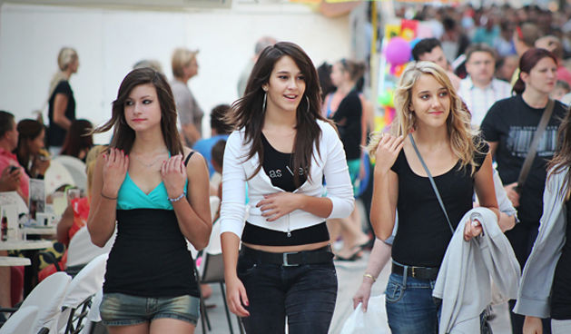 Đir po gradu 25. srpnja 2011., mladi, djevojke, prijateljice (foto:Saša Čuka)