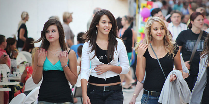 Đir po gradu 25. srpnja 2011., mladi, djevojke, prijateljice (foto:Saša Čuka) Đir po gradu 25. srpnja 2011., mladi, djevojke, prijateljice (foto:Saša Čuka)