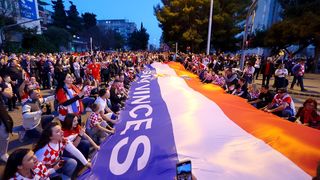 Rijeke navijača u Splitu pred početak utakmice Hrvatske i Walesa Rijeke navijača u Splitu pred početak utakmice Hrvatske i Walesa