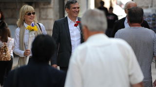 Zadar, 010513.
Predstavnici Koalicije za promjene, predvodjeni kandidatom za gradonacelnika Ivom Bilicem, obiljezili su 1. svibanj – Medjunarodni praznik rada podjelom karanfila sugradjankama i sugradjanima.
Na fotografiji: Ingrid Anticevic i Ivo Bilic. Zadar, 010513.
Predstavnici Koalicije za promjene, predvodjeni kandidatom za gradonacelnika Ivom Bilicem, obiljezili su 1. svibanj – Medjunarodni praznik rada podjelom karanfila sugradjankama i sugradjanima.
Na fotografiji: Ingrid Anticevic i Ivo Bilic.