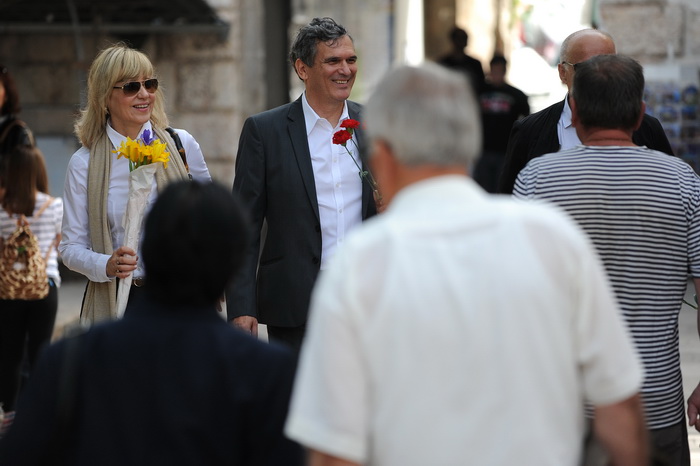 Zadar, 010513.
Predstavnici Koalicije za promjene, predvodjeni kandidatom za gradonacelnika Ivom Bilicem, obiljezili su 1. svibanj – Medjunarodni praznik rada podjelom karanfila sugradjankama i sugradjanima.
Na fotografiji: Ingrid Anticevic i Ivo Bilic. Zadar, 010513.
Predstavnici Koalicije za promjene, predvodjeni kandidatom za gradonacelnika Ivom Bilicem, obiljezili su 1. svibanj – Medjunarodni praznik rada podjelom karanfila sugradjankama i sugradjanima.
Na fotografiji: Ingrid Anticevic i Ivo Bilic.