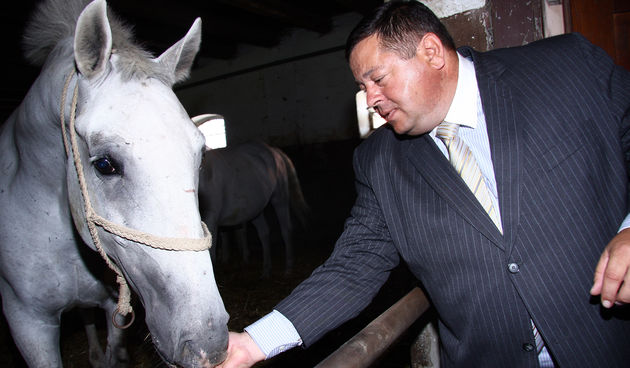 Ministar poljoprivrede Petar Cobankovic obisao je lipicance na djakovackoj ergeli Ivandvor nakon konferencije za novinare . Foto: Dorian Horvat / CROPIX